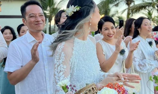 Vợ chồng Diva Mỹ Linh - Anh Quân xúc động trong ngày cưới của con gái lớn. Ảnh: NVCC