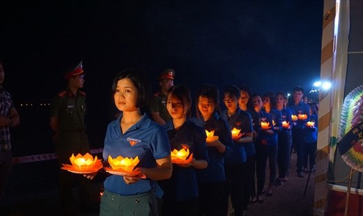 Thanh niên tỉnh Nghệ An dâng hoa đăng tưởng niệm 98 người đã hi sinh tại cống Hiệp Hòa. Ảnh: QĐ