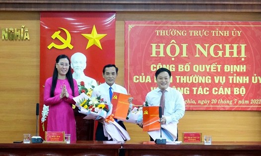 Bà Bùi Thị Quỳnh Vân trao các quyết định và tặng hoa chúc mừng ông Trần Quang Tòa (giữa).