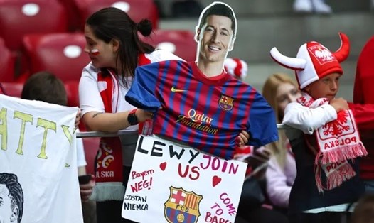 Người hâm mộ Barcelona tại Mỹ chào mừng tân binh Lewandowski. Ảnh: AFP