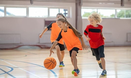 Bóng rổ, bơi lội là những môn thể thao giúp trẻ phát triển chiều cao. Ảnh: Freepik