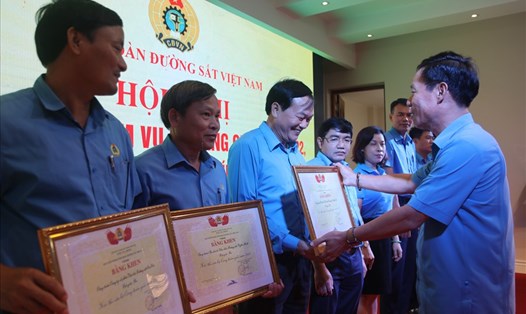 Ông Mai Thành Phương - Chủ tịch CĐ Đường sắt Việt Nam - tặng bằng khen cho các tập thể có nhiều thành tích trong công tác tài chính Công đoàn.