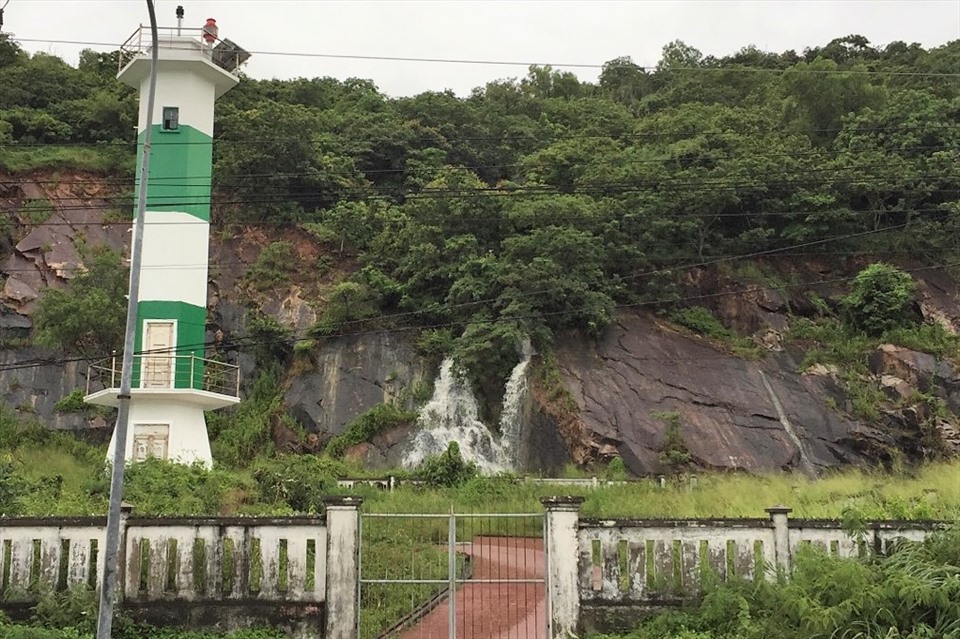 Xuất hiện thác nước sau mưa to tại phố biển Vũng Tàu - 1