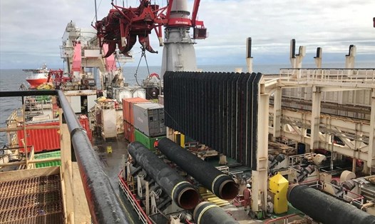 Tàu Solitaire thuộc tập đoàn Allseas đặt đường ống dẫn khí đốt trong dự án Nord Stream 2 ở biển Baltic, tháng 9.2019. Ảnh: Reuters