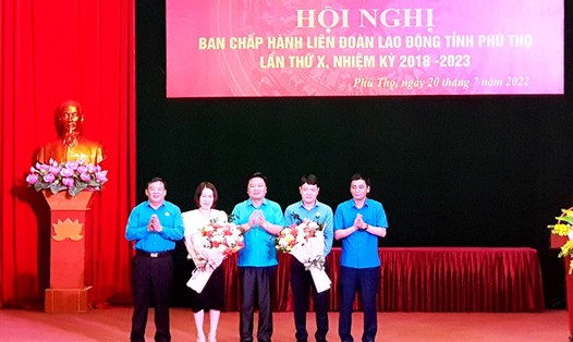 Lãnh đạo Liên đoàn Lao động tỉnh Phú Thọ tặng hoa cho hai đồng chí thôi tham gia Ban Chấp hành Liên đoàn Lao động tỉnh khóa XVI, nhiệm kỳ 2018-2023.