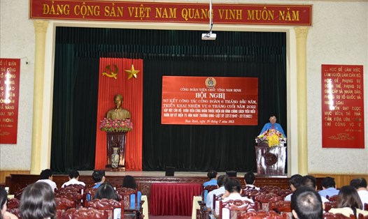 Ông Vũ Văn Nghĩa -  Chủ tịch Liên đoàn Lao động tỉnh Nam Định phát biểu tại Hội nghị.