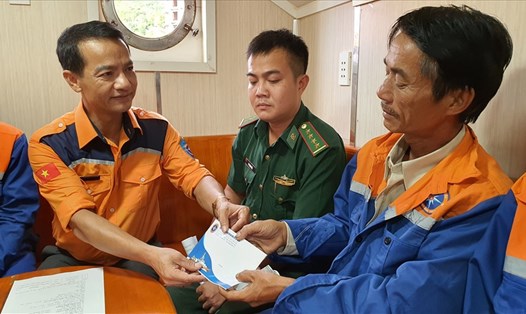Ông Nguyễn Xuân Bình- Giám đốc Trung tâm phối hợp, tìm kiếm cứu nạn hàng hải khu vực IV trao quà hỗ trợ cho ngư dân tàu cá Bình Định bị nạn về bờ an toàn.