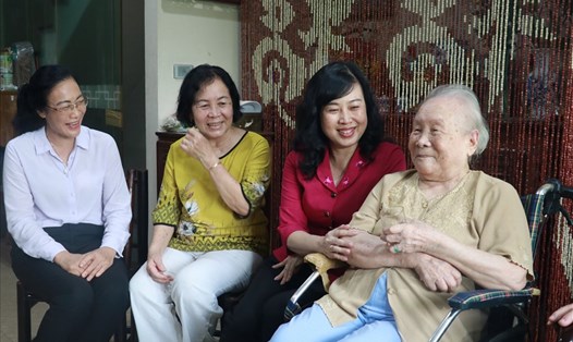 Bà Đào Hồng Lan - Quyền Bộ trưởng Bộ Y tế thăm hỏi và chúc sức khoẻ cụ Doãn Ngọc Trâm - mẹ của liệt sĩ - bác sĩ Đặng Thùy Trâm.
