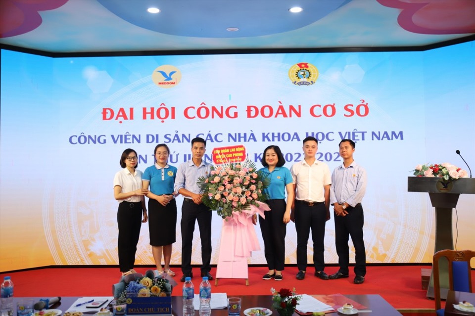 LĐLĐ huyện Cao Phong, tỉnh Hòa Bình tặng hoa chúc mừng đại hội. Ảnh: Lan Lan