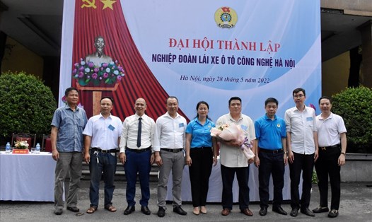 Lãnh đạo Công đoàn ngành Giao thông Vận tải Hà Nội chỉ đạo và chúc mừng Đại hội thành lập Nghiệp đoàn lái xe ô tô công nghệ Hà Nội. Ảnh: Đinh Luyện