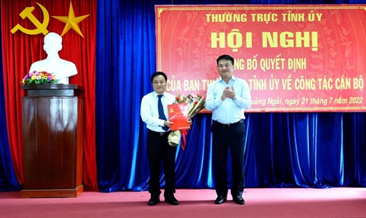 Ông Đặng Ngọc Huy trao Quyết định và tặng hoa chúc mừng ông Nguyễn Phúc Nhân.