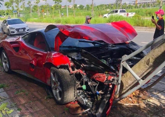 Hà Nội: Siêu xe Ferrari vỡ nát đầu sau cú tông vào gốc cây ven đường