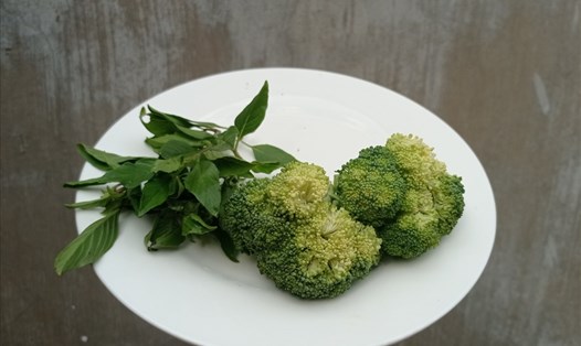 Bông cải xanh nướng với nấm kim châm và hành tím vừa bổ dưỡng vừa lạ miệng. Ảnh: Doãn Hằng