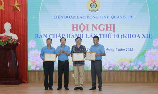 Lãnh đạo LĐLĐ tỉnh Quảng Trị tặng kỷ niệm chương “Vì sự nghiệp xây dựng tổ chức công đoàn”. Ảnh: Trần Diễm.