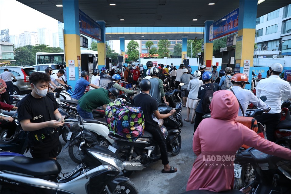 Giá xăng giảm 3.600 đồng mỗi lít