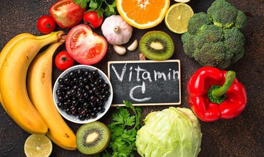 Bổ sung thực phẩm có chứa nhiều vitamin C nhằm tăng sức đề kháng phòng trạnh dịch cúm A. Ảnh: Xinhua