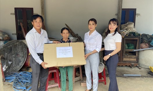 Công đoàn KKT Dung Quất và các KCN Quảng Ngãi trao quà cho hộ gia đình có hoàn cảnh khó khăn tại xã Bình Tân Phú thuộc huyện Bình Sơn. Ảnh: Xuân Quang