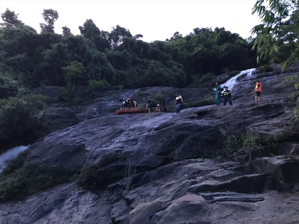 Nam du khách trượt ngã tử vong khi du lịch dã ngoại ở Đà Nẵng. Ảnh: Bình An