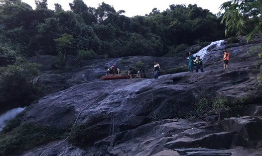 Nam du khách trượt ngã tử vong khi du lịch dã ngoại ở Đà Nẵng. Ảnh: Bình An