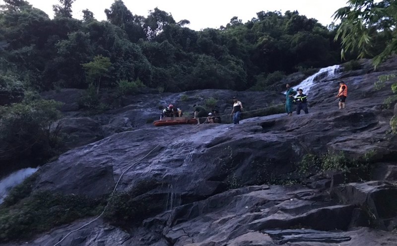 Nam du khách trượt ngã tử vong khi du lịch dã ngoại ở Đà Nẵng. Ảnh: Bình An