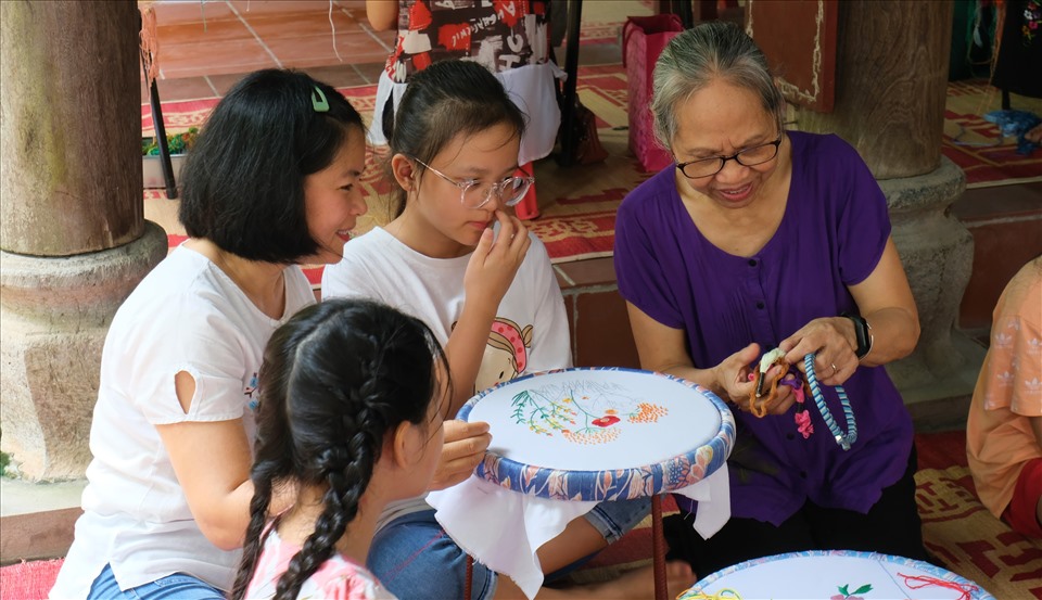 Nghề thêu truyền thống của người Mông Hoa miền sơn cước