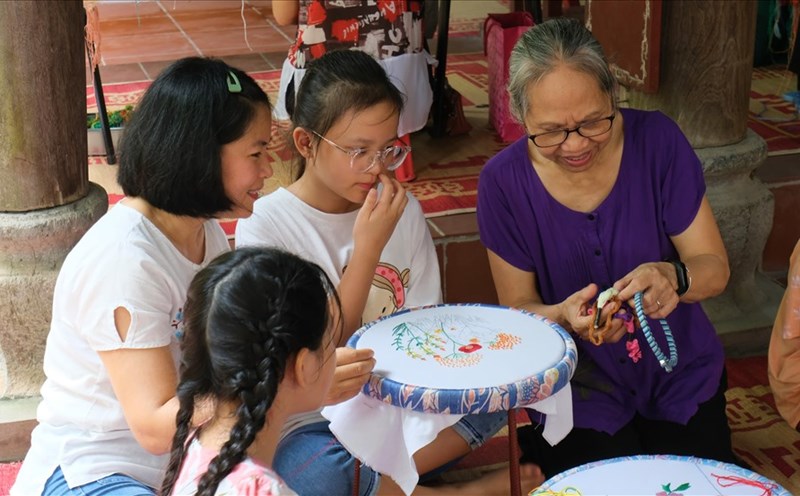 Nghề thêu truyền thống của người Mông Hoa miền sơn cước