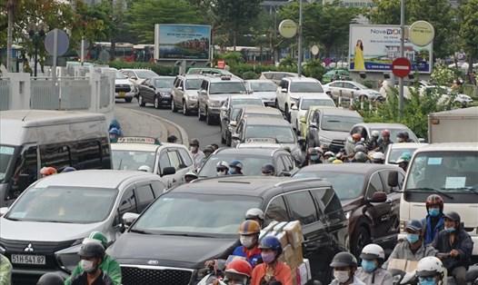 Các ôtô từ sân bay Tân Sơn Nhất ra đường Trường Sơn cũng xếp hàng dài. Ảnh: Minh Quân