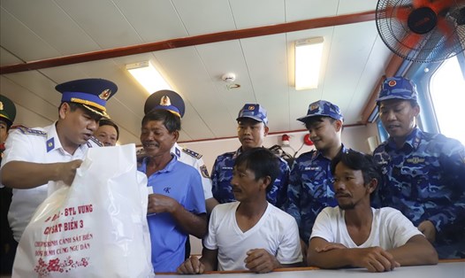 Đại diện Bộ Tư lệnh vùng 4 Hải quân đã tặng quà thăm hỏi và chia sẻ những mất mát mà các ngư dân phải gặp.