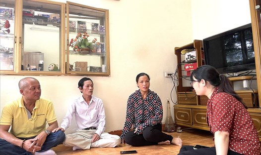 Người lao động Công ty khoá Minh Khai trình bày vụ việc với phóng viên Báo Lao Động. Ảnh: Thư Anh