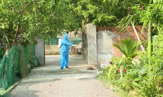 Các địa phương trên địa bàn tỉnh Ninh Bình triển khai phun khử khuẩn để diệt trừ muỗi truyền bệnh sốt xuất huyết. Ảnh: NT