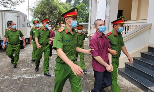 Các bị cáo trong vụ án Tịnh Thất Bồng Lai được đưa đến phiên tòa ngày 21.7. Ảnh: An Long