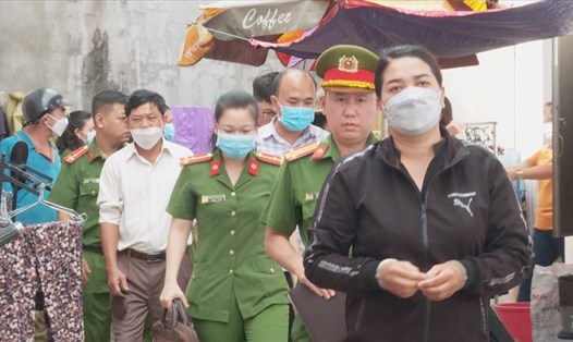 Bà Niê Thanh Phương (áo đen) bị khởi tố, bắt tạm giam. Ảnh: T.X