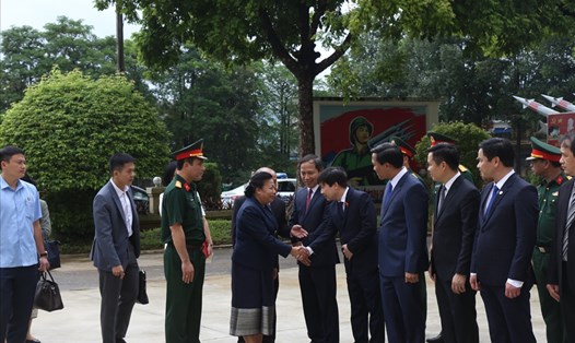 Đoàn đại biểu cấp cao nước bạn Lào và các lãnh đạo tỉnh Hòa Bình tại buổi thăm và làm việc. Ảnh: Đ.H