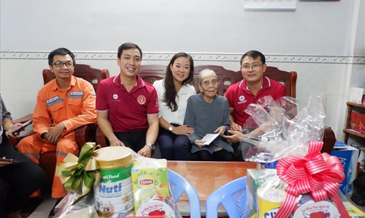 Phó Chủ tịch Công đoàn EVNHCMC Đặng Mỹ Ly (giữa) cùng công nhân lao động của EVNHCMC thăm hỏi, tặng quà Mẹ Việt Nam Anh hùng Nguyễn Thị Lai đang sinh sống tại Quận 8, TPHCM. Ảnh: Đức Long