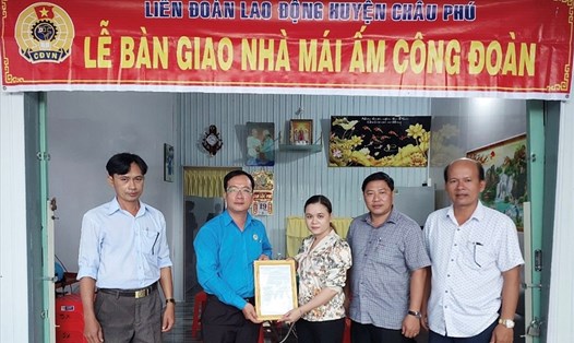 Trao quyết định hỗ trợ nhà Mái ấm Công đoàn cho đoàn viên Nguyễn Thị Hoa Lý. Ảnh: Cẩm Tú