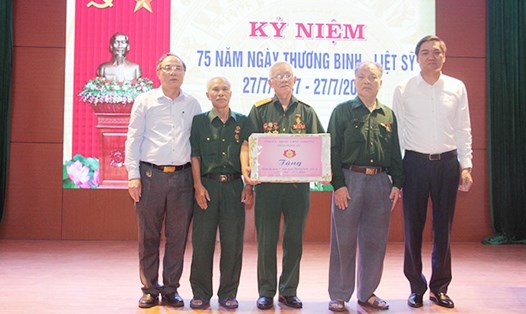 Phó Chủ tịch UBND tỉnh Hoàng Nghĩa Hiếu tặng quà Trung tâm điều dưỡng thương binh Nghệ An. Ảnh: MK