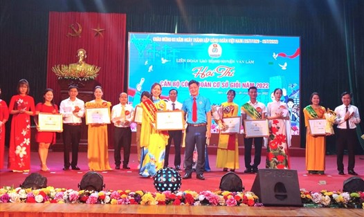 Lãnh đạo LĐLĐ huyện Văn Lâm trao phần thưởng cho cán bộ công đoàn xuất sắc. Ảnh: CĐVL