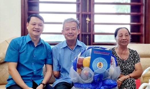 Ông Phạm Việt Dũng - Chủ tịch LĐLĐ tỉnh Thái Nguyên (bên trái) trao quà tri ân thương binh nặng. Ảnh: CĐTN
