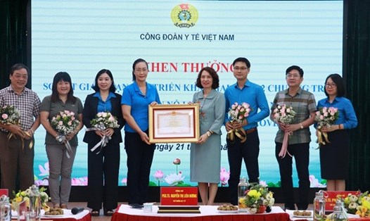 Tập thể Công đoàn Y tế Việt Nam vinh dự đón nhận bằng khen của Thủ tướng Chính phủ.