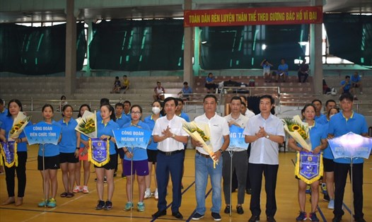 Đại diện lãnh đạo tỉnh Thái Bình, lãnh đạo LĐLĐ tỉnh tặng hoa, cờ lưu niệm chúc mừng các đơn vị tham gia giải. Ảnh: T.D