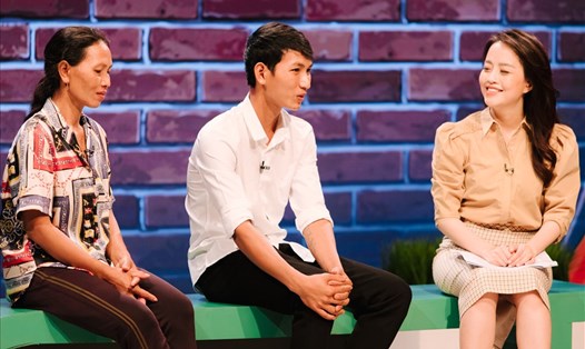 Mẹ và con trai lớn của anh Nay Suih là khách mời chương trình "Trạm yêu thương" số 30. Ảnh: VTV