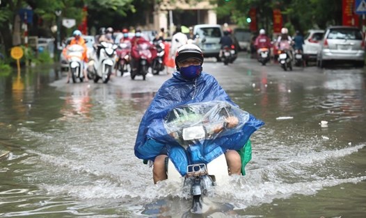 Nhiều tuyến phố ở Hà Nội thường xuyên ngập sâu khi có mưa lớn. Ảnh: PV