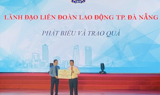 Chủ tịch Liên đoàn Lao động thành phố Đà Nẵng tặng người lao động khó khăn trong Khu công nghệ cao và các Khu công nghiệp số tiền 500 triệu đồng. Ảnh: Tường Minh