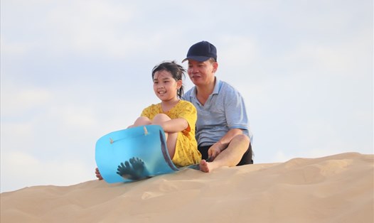 Dù thời tiết nắng và khá nóng, nhưng từ khoảng 4,5h chiều, đồi cát Quang Phú đã có rất nhiều du khách đến để trải nghiệm các trò chơi thú vị tại đây.