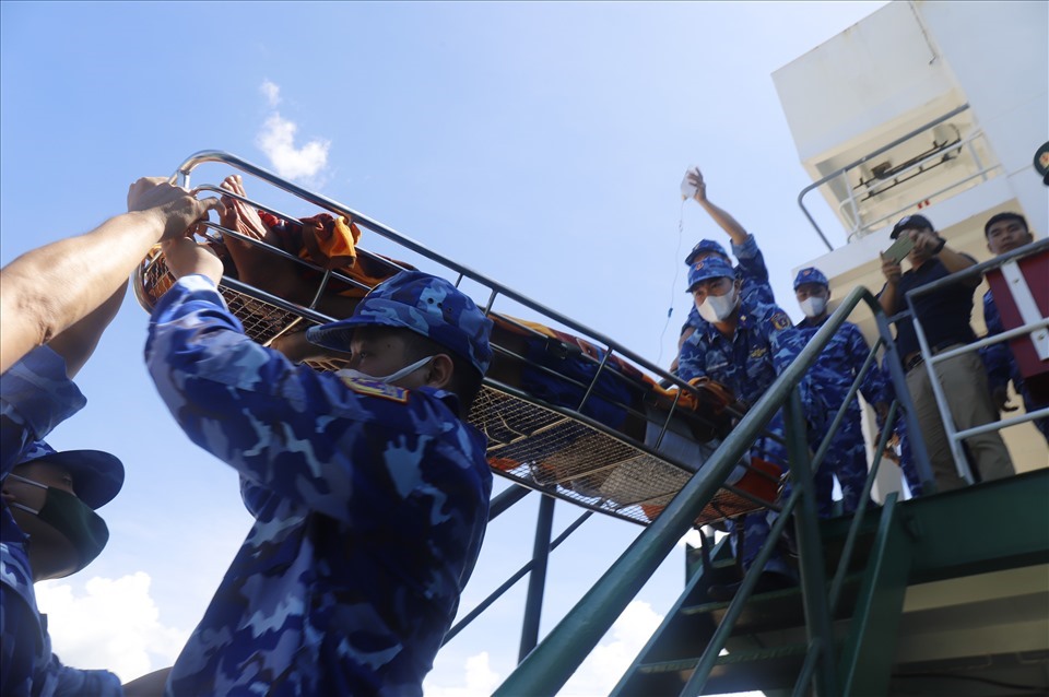 Lực lượng cảnh sát biển đưa các ngư dân Bình Thuận vào bờ.