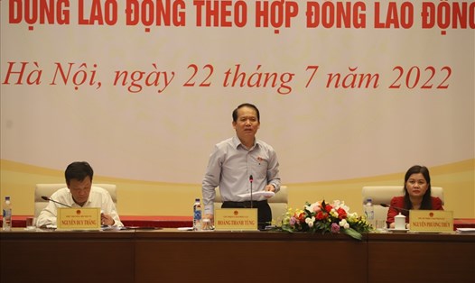 Ông Hoàng Thanh Tùng - Chủ nhiệm Uỷ ban Pháp luật của Quốc hội phát biểu tại Hội nghị. Ảnh: PV