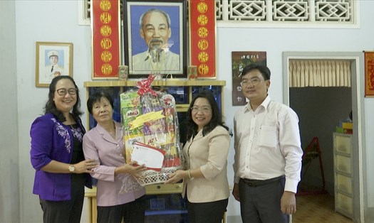 Phó Bí thư Thường trực Tỉnh ủy, Chủ tịch HĐND tỉnh Sóc Trăng Hồ Thị Cẩm Đào tặng quà cho gia đình chính sách nhân dịp 27.7