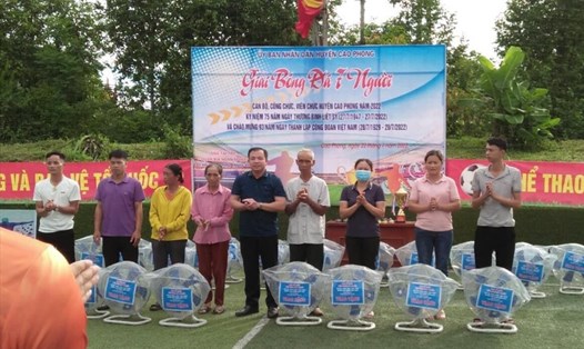 Huyện ủy Cao Phong tặng quà cho các gia đình chính sách trên địa bàn nhân dịp kỷ niệm 75 năm ngày Thương Binh Liệt sĩ và kỷ niệm 93 năm ngày thành lập Công đoàn Việt Nam. Ảnh: Lan Lan