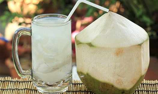 Nước dừa vừa giúp kiểm soát bệnh tiểu đường vừa giúp giải nhiệt ngày hè. Ảnh: Well-Being Secrets