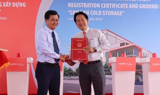 Trưởng Ban Quản lý Khu Kinh tế tỉnh Long An Nguyễn Thành Thanh (trái) trao giấy chứng nhận đầu tư cho lãnh đạo Công ty TNHH MTV Đầu tư Long An. Ảnh: An Long